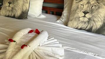 Casa superior, 3 habitaciones, patio, vistas al jardín | Decoración individual, mobiliario individual, wifi gratis y ropa de cama