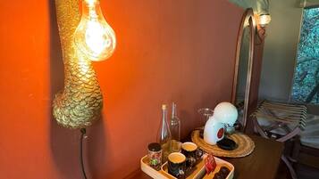 Tienda de lujo, 1 cama de matrimonio grande, vistas al jardín | Decoración individual, mobiliario individual, wifi gratis y ropa de cama