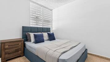 Tabla de planchar con plancha, cuna de viaje, wifi y ropa de cama