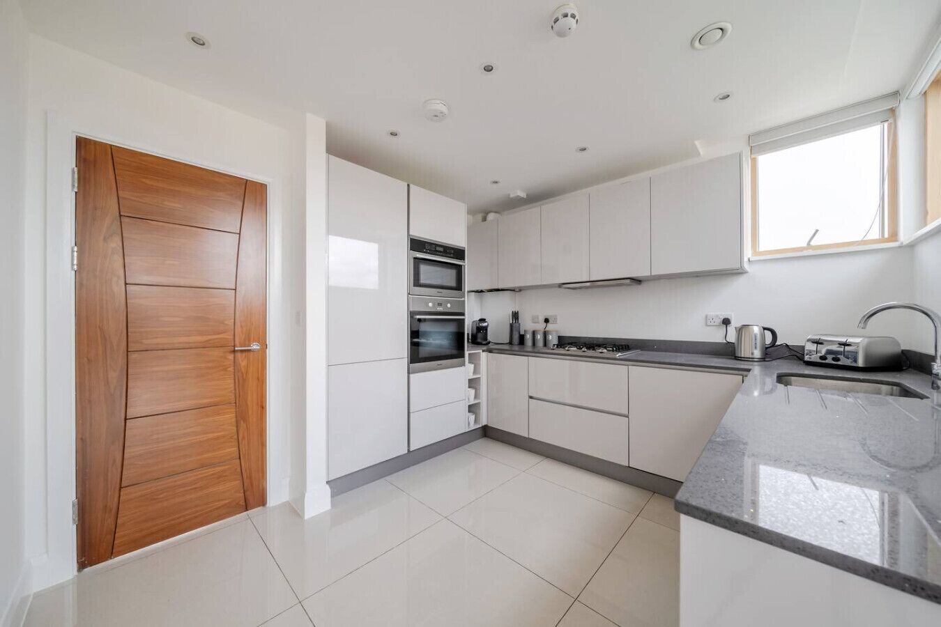 Kjøleskap, mikrobølgeovn, ovn og oppvaskmaskin