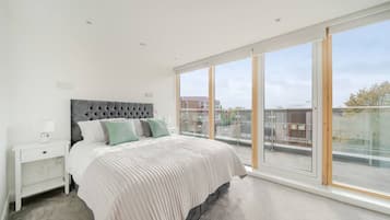 1 dormitori, escriptori, planxa i posts de planxar i wifi