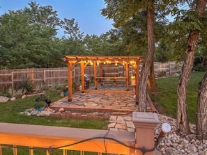 Property grounds - 4-bedroom house in charming Colorado Springs with AC (Colorado Springs)