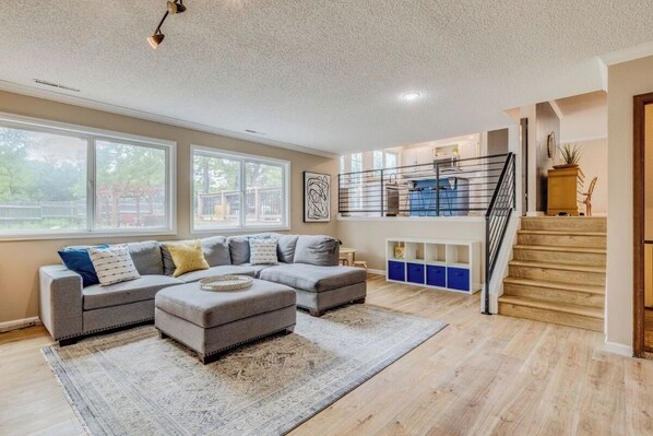 TV - 4-bedroom house in charming Colorado Springs with AC (Colorado Springs)