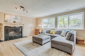 TV - 4-bedroom house in charming Colorado Springs with AC (Colorado Springs)