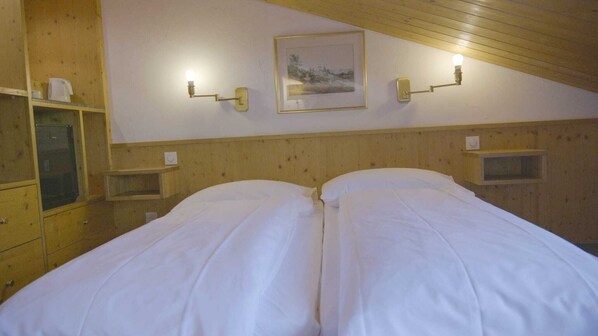 Family Triple Room | Blackout drapes, free WiFi