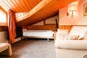 Familie vierpersoonskamer | Verduisterende gordijnen, extra bedden, gratis wifi, beddengoed