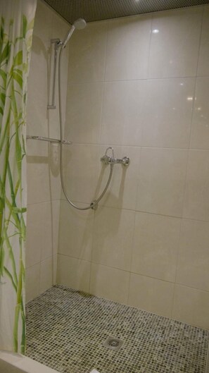 Blackout drapes, free WiFi