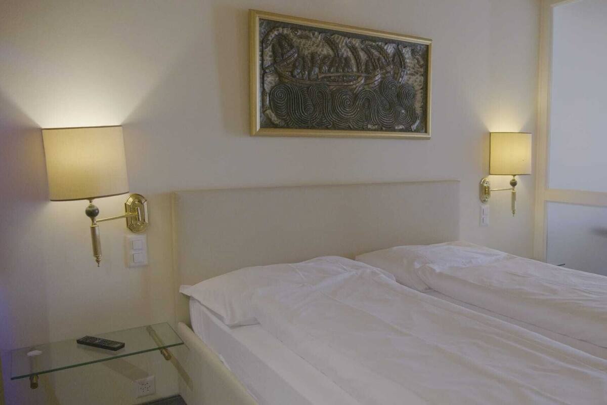 Blackout drapes, free WiFi