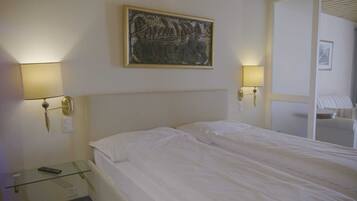 VerdunkelungsvorhÀnge, Zustellbetten, kostenloses WLAN, BettwÀsche