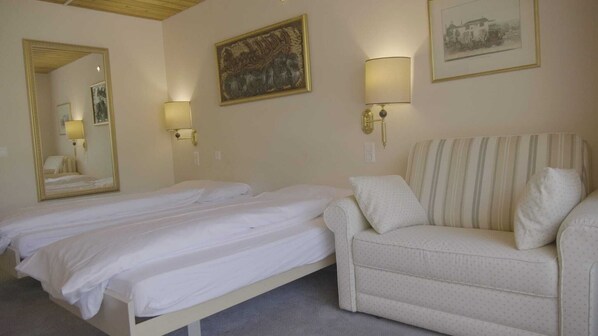 Habitación doble estándar | Cortinas blackout, camas extra, wifi gratis y ropa de cama 