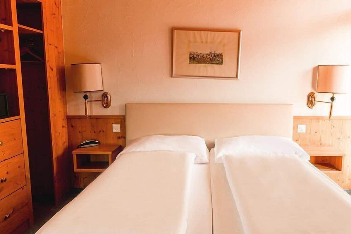 Standard-Doppelzimmer | Verdunkelungsvorhänge, Zustellbetten, kostenloses WLAN, Bettwäsche