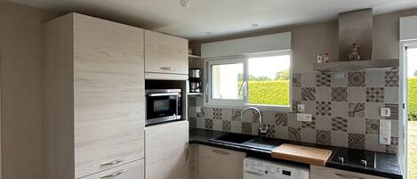 Een koelkast, een magnetron, een oven, een kookplaat