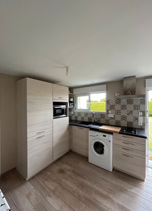 Fridge, microwave, oven, stovetop - Holiday Home “Nid Douillet” with Wi-Fi (Neant sur Yvel)