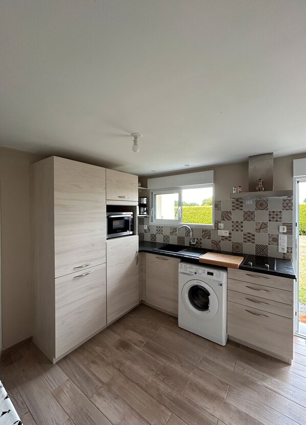 Een koelkast, een magnetron, een oven, een kookplaat