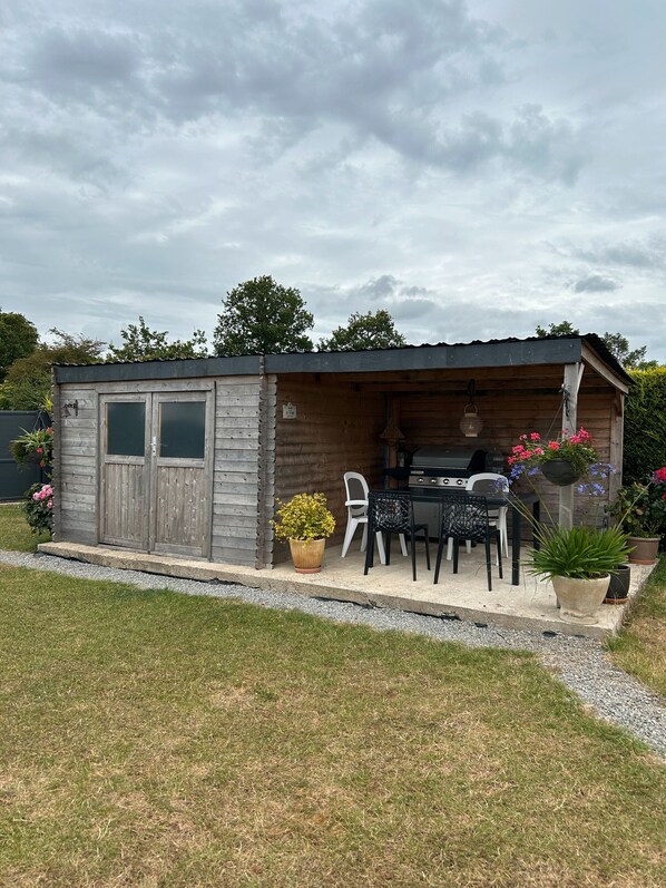 Outdoor dining - Holiday Home “Nid Douillet” with Wi-Fi (Neant sur Yvel)