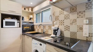 Réfrigérateur, four à micro-ondes, un four, surface de cuisson