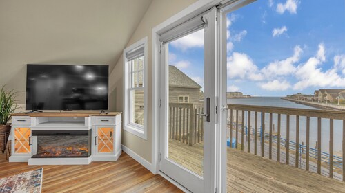 NEW Riverfront Loft - FANTASTIC location w/stunning views - on the boardwalk!