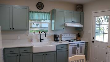 Een microgolfoven, een oven, een kookplaat