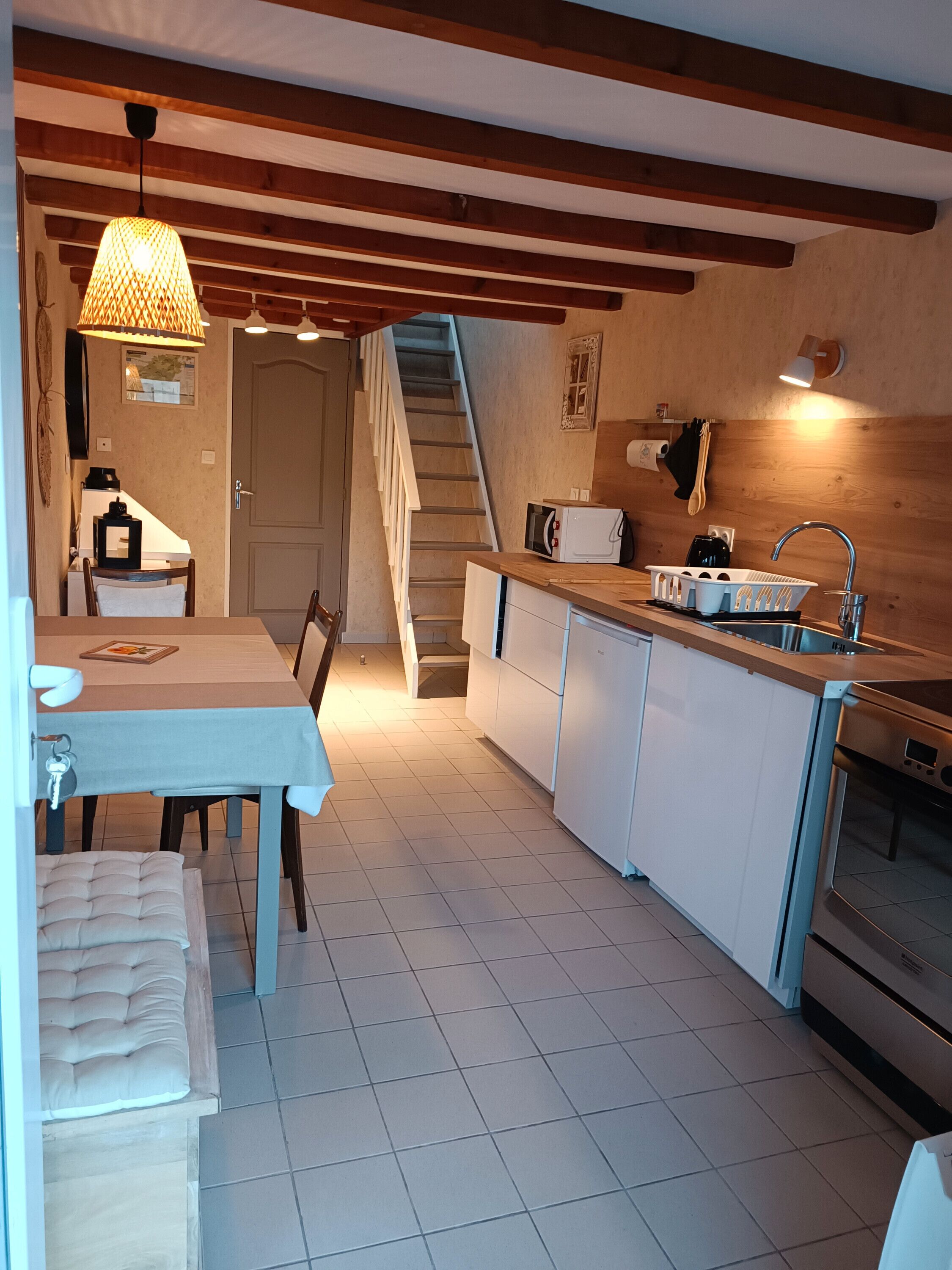 冷蔵庫、電子レンジ、オーブン、コンロ