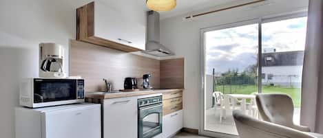 Een koelkast, een microgolfoven, een oven, een kookplaat