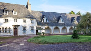 Un grand bâtiment doté d’une cour intérieure, de fenêtres en arc et d’une tour imposante.