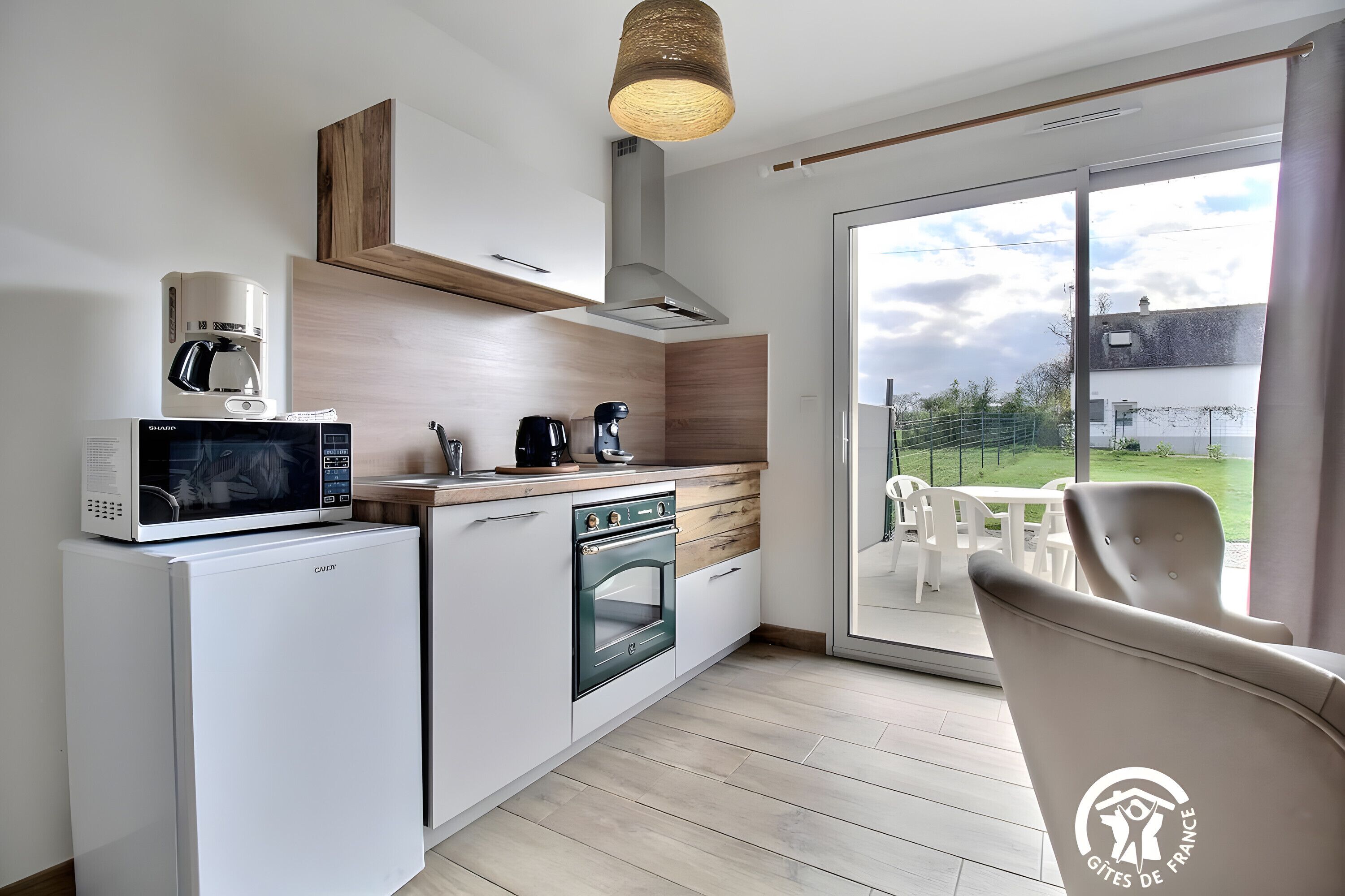 冷蔵庫、電子レンジ、オーブン、コンロ