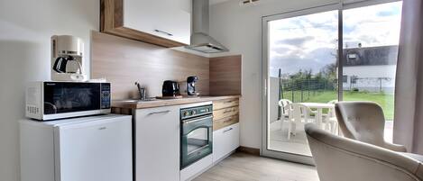 Een koelkast, een magnetron, een oven, een kookplaat