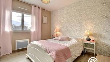 1 habitación, tabla de planchar con plancha y wifi