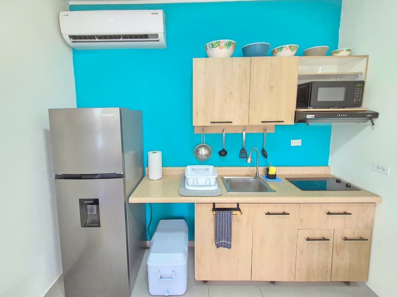 Kühlschrank, Mikrowelle, Herdplatte, Wasserkocher mit Kaffee-/Teezubehör