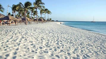 Aurinkotuoleja, rantapyyhkeitä