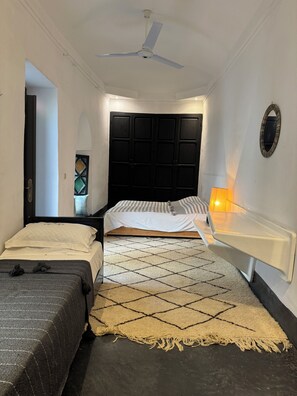 4 bedrooms, iron/ironing board, WiFi, bed sheets