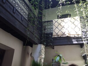 تفاصيل الفندق من الخارج