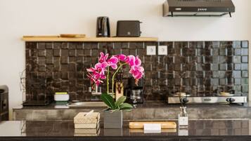 Refrigerador, microondas, parrilla de estufa y cafetera y tetera