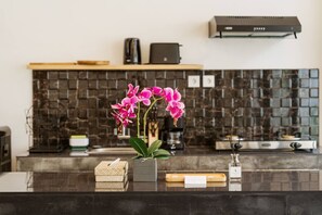 Refrigerador, microondas, parrilla de estufa y cafetera y tetera