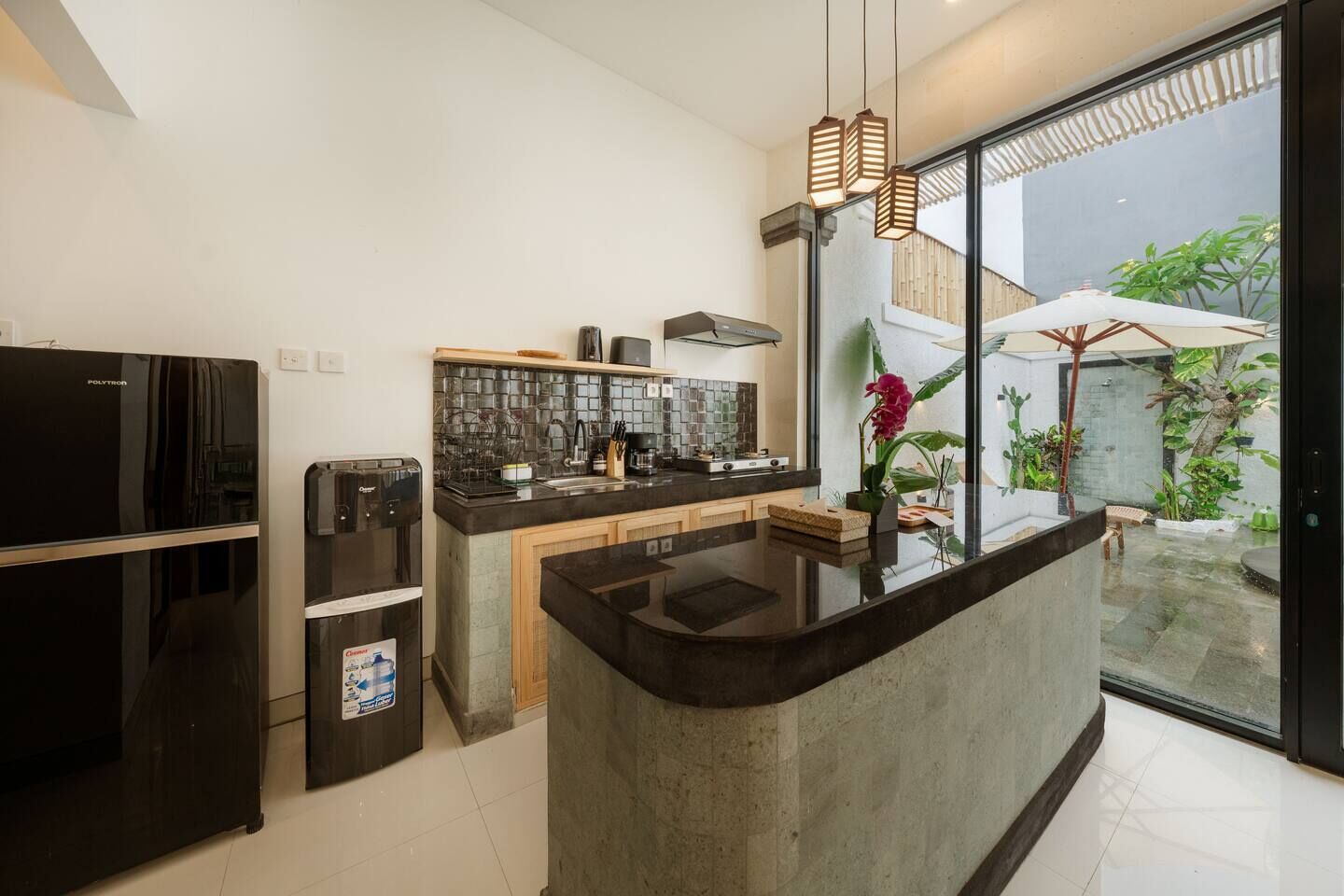 Kühlschrank, Mikrowelle, Herdplatte, Wasserkocher mit Kaffee-/Teezubehör