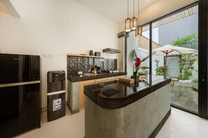 冷蔵庫、電子レンジ、コンロ、コーヒー / ティーメーカー