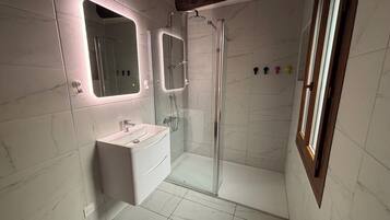 Douche, sĂšche-cheveux, serviettes fournies, papier toilette