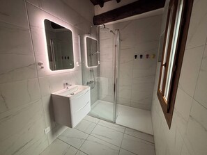 Shower, hair dryer, towels, toilet paper - Charming 2-bedroom townhome in lovely Villefranche-sur-Mer (Villefranche-sur-Mer)
