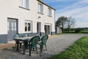 Outdoor dining - Holiday Home “La Clairière de Merlin” with Private Terrace, Garden & Wi-Fi (Neant sur yvel)