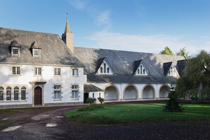 Exterior - Holiday Home “La Clairière de Merlin” with Private Terrace, Garden & Wi-Fi (Neant sur yvel)