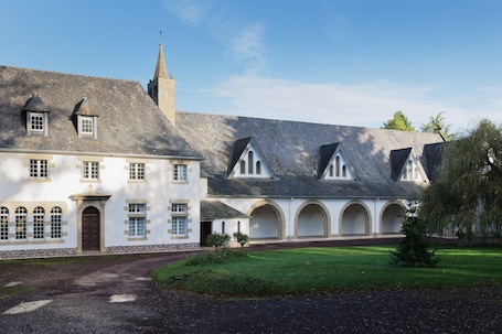 Exterior. Holiday Home “La Clairière de Merlin” with Private Terrace, Garden and Wi-Fi
