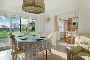 Dining - Holiday Home “La Clairière de Merlin” with Private Terrace, Garden & Wi-Fi (Neant sur yvel)
