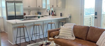 Coastal Paradise
3-bedroom, large porch, 5 min walk to beach in Surfside Beach