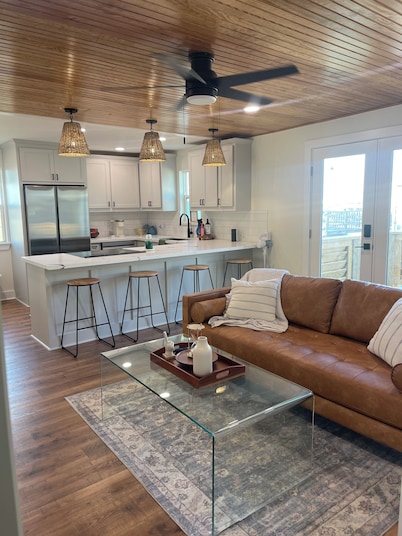 Coastal Paradise
3-bedroom, large porch, 5 min walk to beach in Surfside Beach