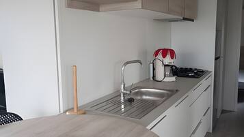 Een koelkast, een microgolfoven, een kookplaat