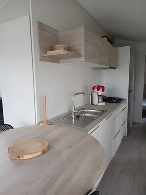 Kühlschrank, Mikrowelle, Herdplatte, Wasserkocher mit Kaffee-/Teezubehör