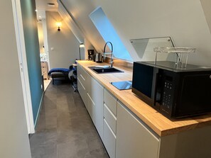 Kjøleskap, mikrobølgeovn, oppvaskmaskin og kaffetrakter/tekoker