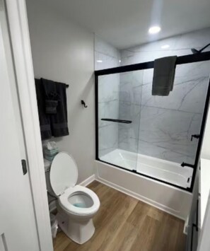 シャワー、タオル、石鹸、トイレットペーパー