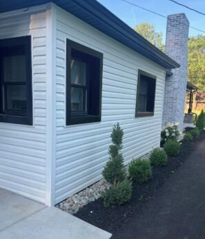 Exterior detail - Snug As a Bug- 2Bedroom 2Bath (Warren)