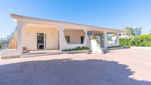A modern building with a covered entrance, a basketball hoop, and a paved driveway. - Apartment 'Sole Vista Giardino' with Sea View, Wi-Fi and Air Conditioning (Fontane Bianche)
